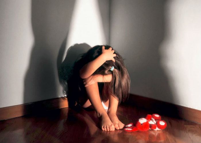 Preleva una bimba di 10 anni all'uscita di scuola, la porta a casa e ne abusa. Arrestato 63enne (VIDEO) 51 abusi minori