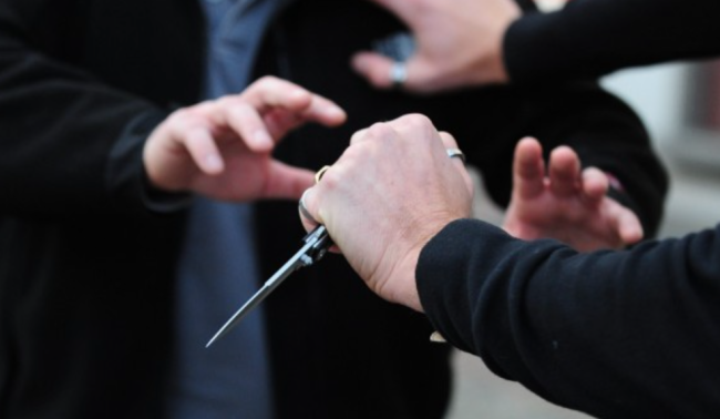 accoltella-coinquilino