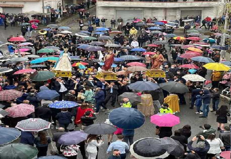 Senza mascherina durante la processione, sanzionati sindaco e portatori di statue 51 acquaro processione