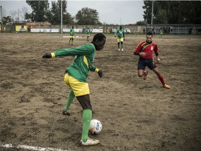 Carabinieri interrompono la partita per una rissa tra i calciatori del Paravati e gli avversari migranti 74 ae93ed2e4d5c7b4eb19ae97e1e798a43