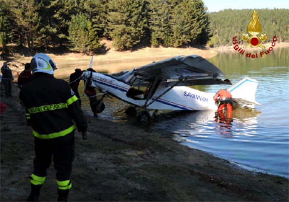 Aereo ultraleggero precipita sul lago Ampollino, pilota alla sbarra 51 aereo silaf XL