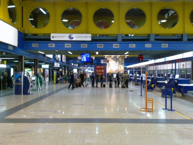 Inchiesta Sacal: il 'posto' in aeroporto solo a parenti ed amici di politici e dirigenti 199 aeroporto lamezia inchiesta