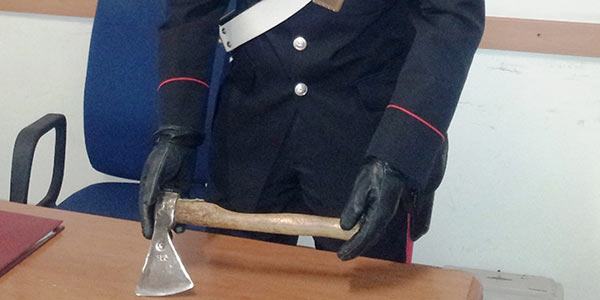 aggredisce con l ascia dopo le avances fatte alla fidanzata