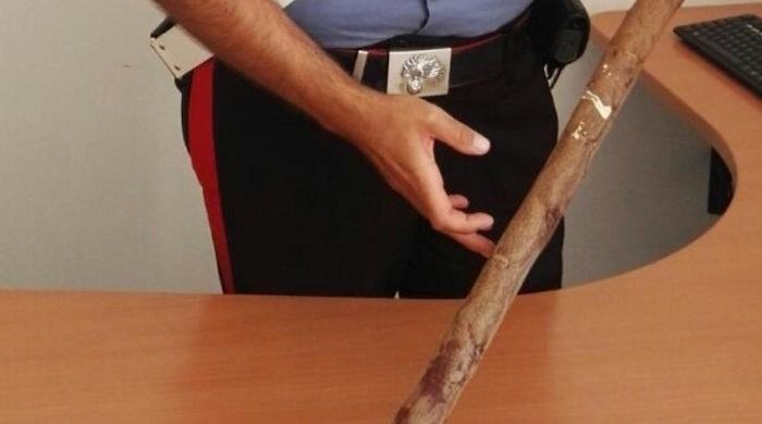 aggressione bastone