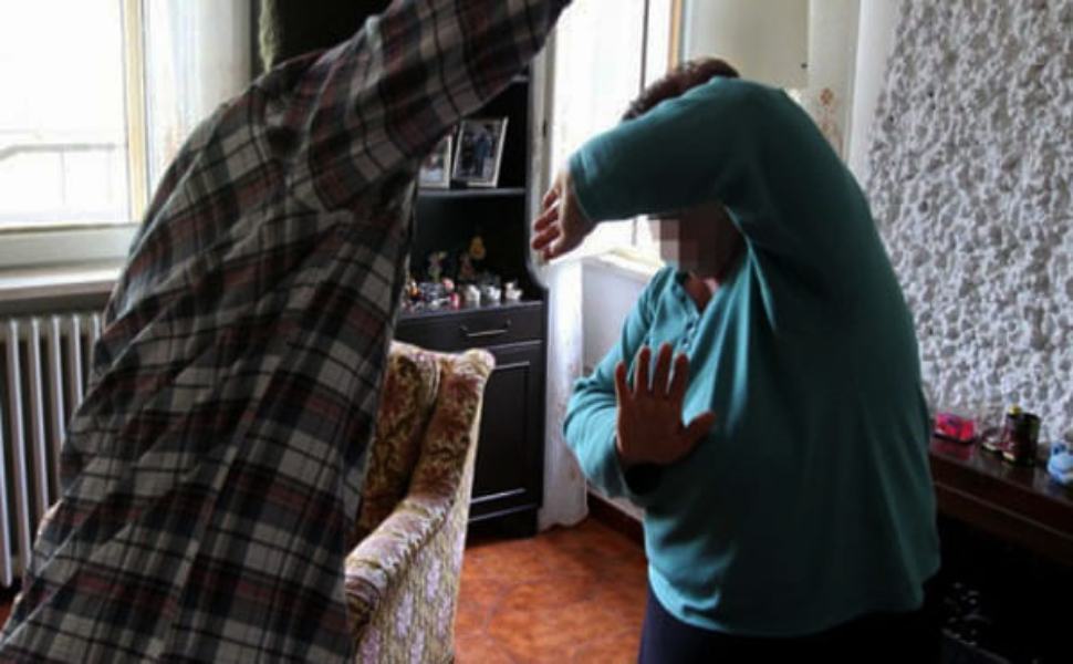 Bisignano: aggressioni violente alla madre per estorcerle denaro, arrestato 51 aggressione figlio madre