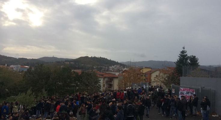 Protesta degli studenti ammassati in aule strette con laboratori nuovi mai utilizzati (FOTO) 51 alberghiero 2