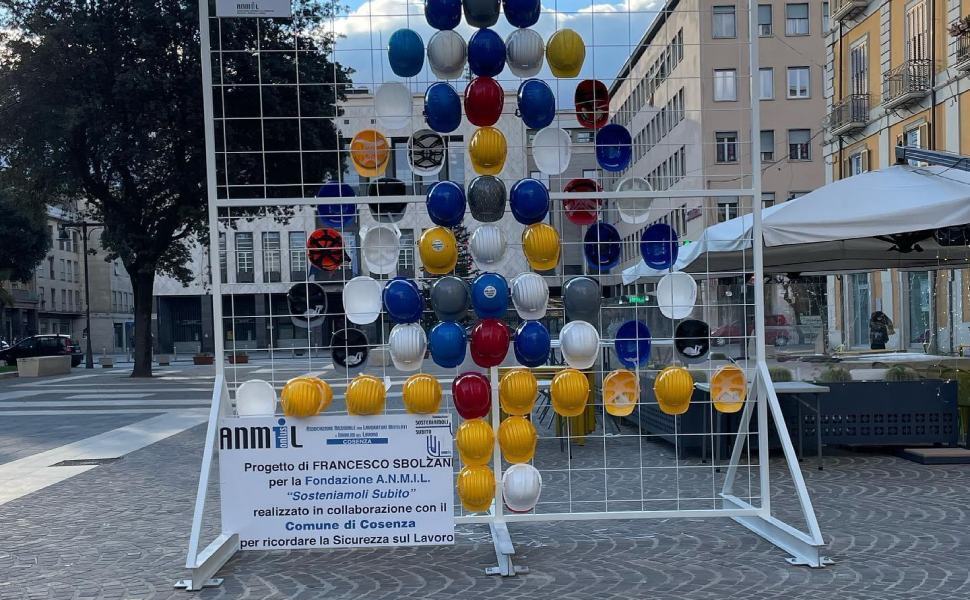 Cosenza: caschi rimossi dall'albero di Natale ANMIL, Caruso "gesto deprecabile" 51 albero di Natale di ANMIL 1