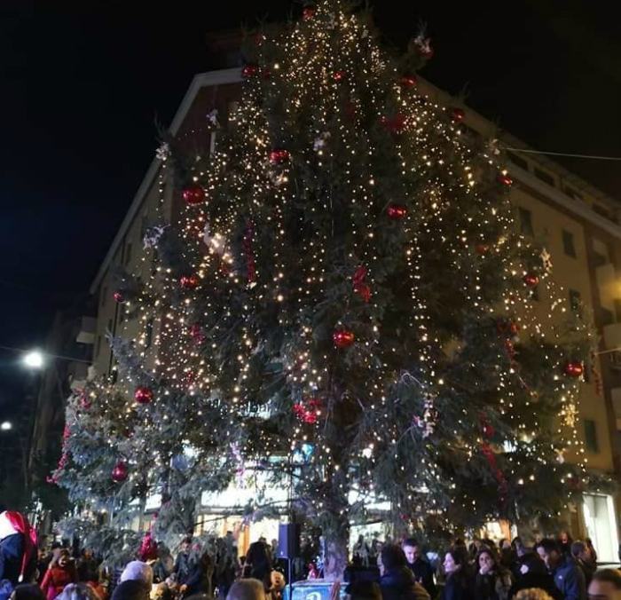 Occhiuto accende l'albero di Natale: "presto luminarie e ruota panoramica da 40 metri" 55 albero natale cs