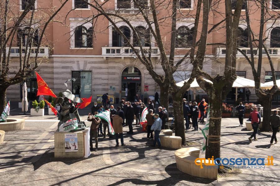 Almaviva, sindacati in piazza: "L'azienda sana i bilanci ma taglia i salari. Inaccettabile" 51 almaviva cosenza protesta piazza 11 settembre