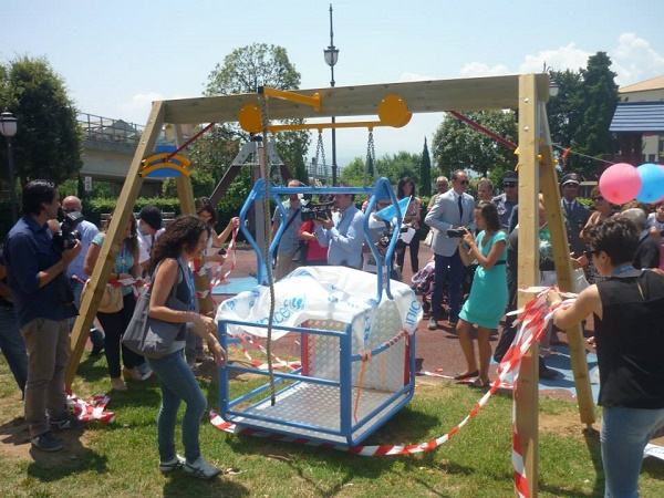 Genitori catanzaresi usano l'altalena per i disabili in modo scorretto, Bruno lancia un appello alla civiltà 188 altalena unicef