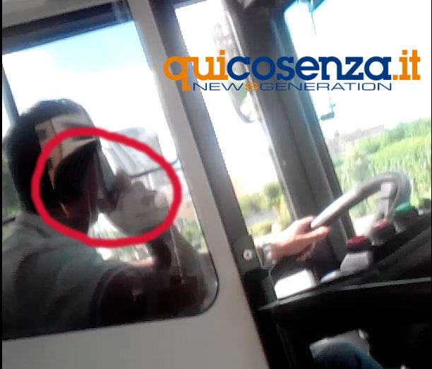 Bus a Cosenza, lo show di Amaco tra autisti al telefono o al bar (VIDEO) 77 amaco 5