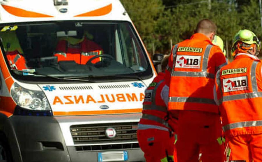 Incidente sul lavoro, operaio 49enne stritolato dagli ingranaggi di un macchinario 51 ambulanza 118 22