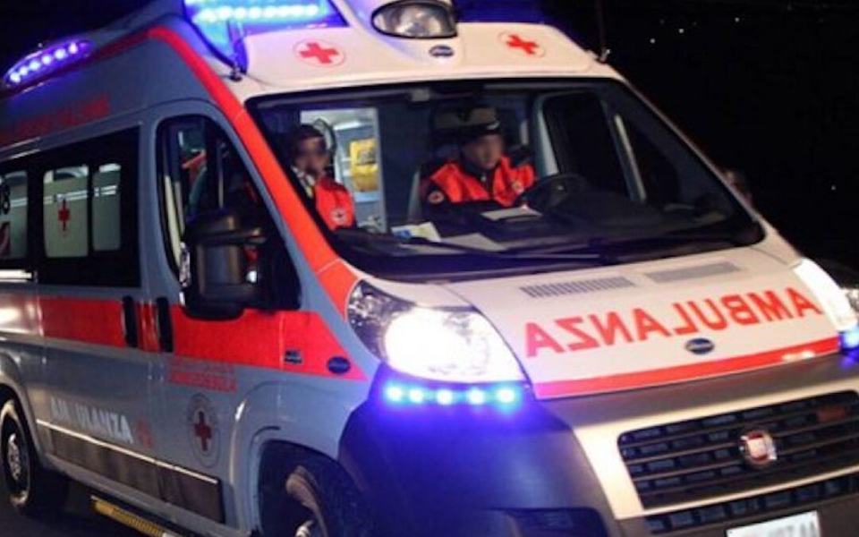Cosenza, incidente tra un'auto e una moto. Grave un diciannovenne 56 ambulanza 60