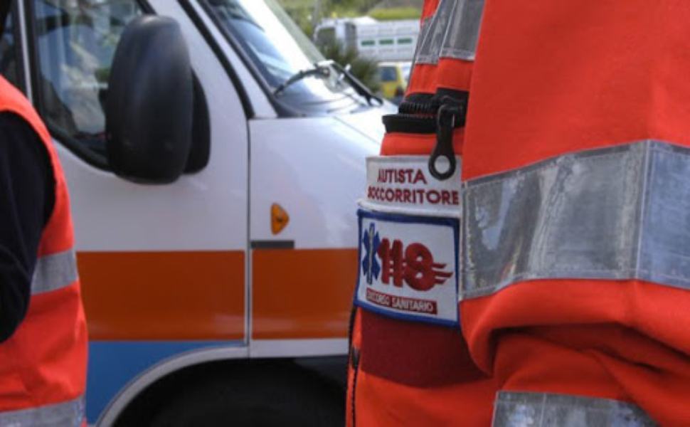 Violento incidente a Luzzi, due persone ferite 51 ambulanza incidente 3