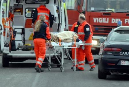 Incidente sulla ss 19 a Montalto, uomo muore dopo aver colpito guard rail 197 ambulanza incidente montalto