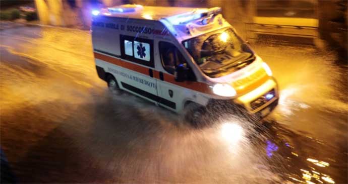 Tragico incidente stradale, è salito a due il bilancio delle vittime 51 ambulanza maltempo pioggia 1