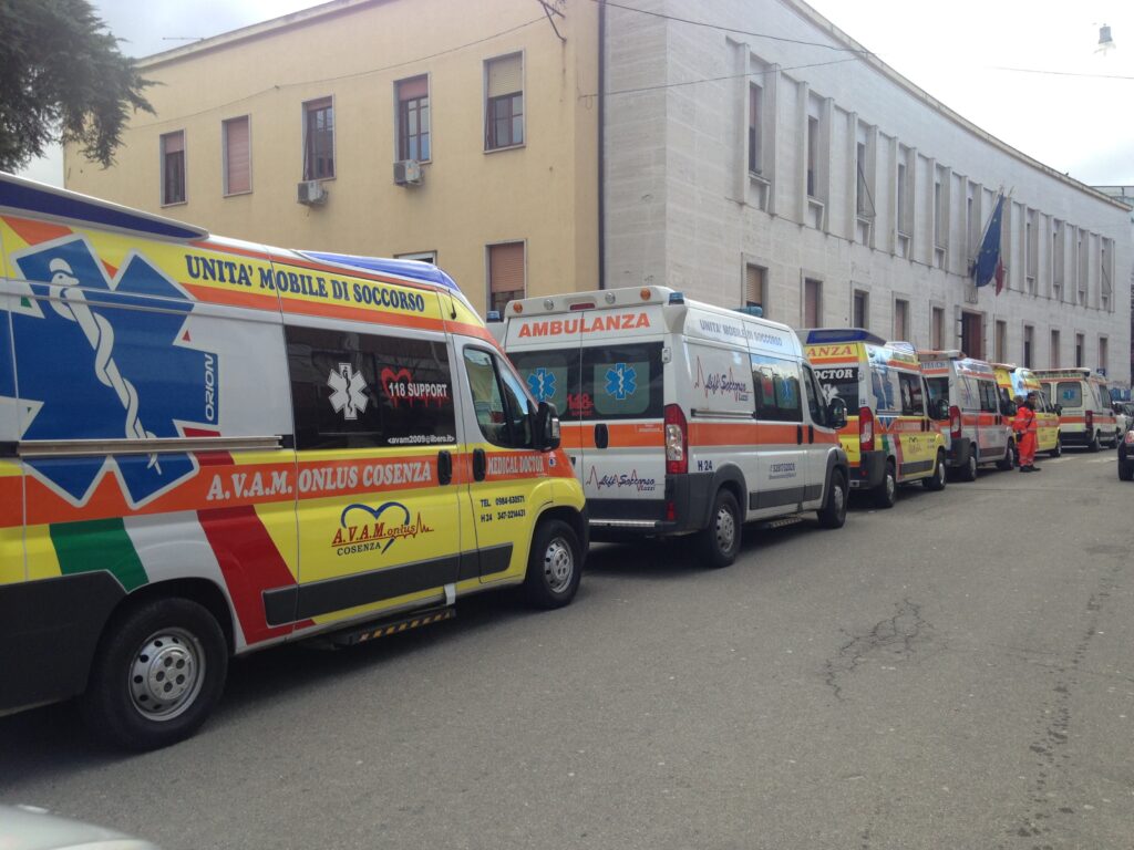 Ambulanze in protesta davanti l'Asp di Cosenza, pazienti attendono soccorsi (FOTO) 1 ambulanze cosenza 15