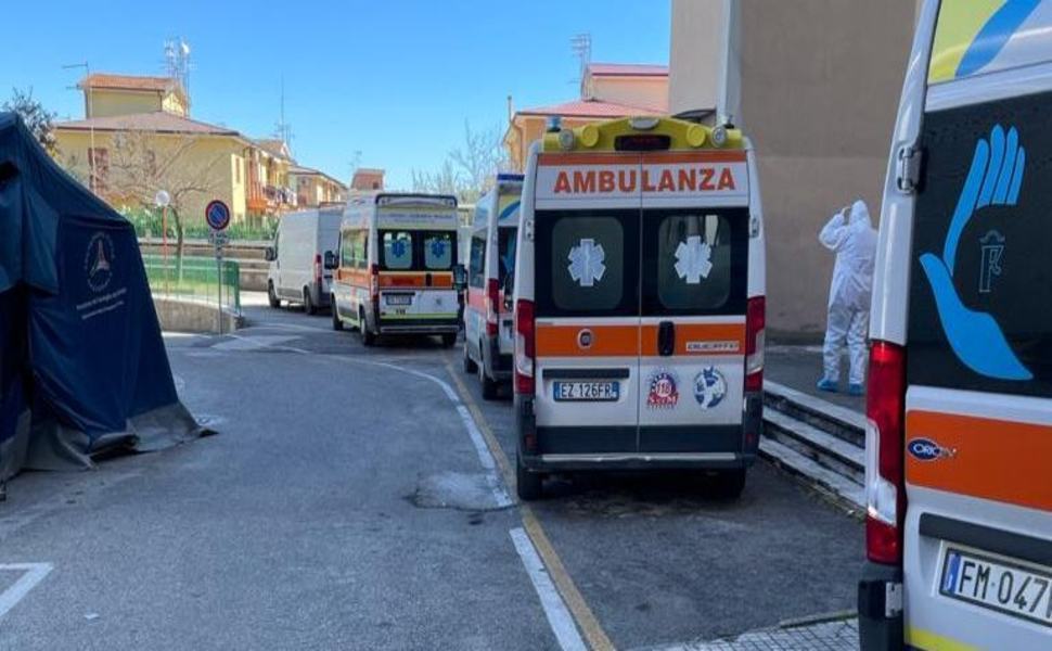 ambulanze in fila al giannettasio e1615911848567