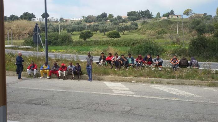 Protesta migranti su Statale 106