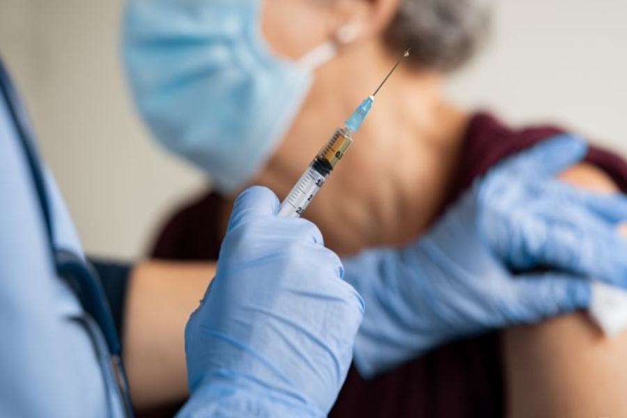 Governo: trend positivo per la campagna vaccinale, in crescita nei prossimi giorni 62 anziana vaccino 1