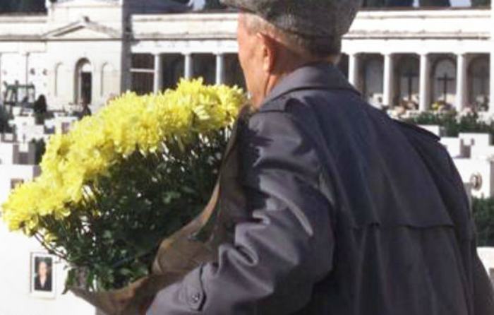 anziano al cimitero