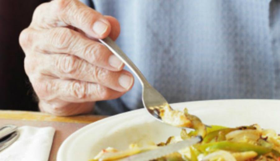 anziano pranzo cibo