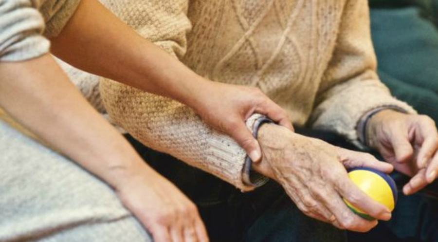 anziano truffa giovane donna