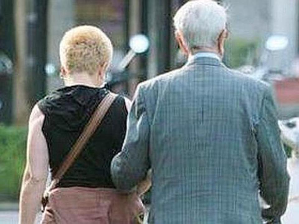 anziano badante spalle 400x300 1