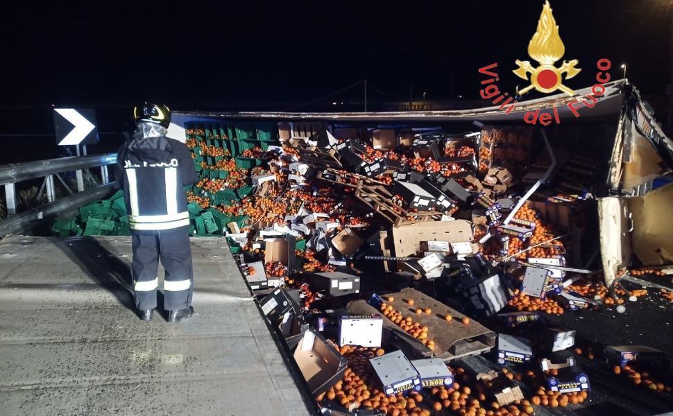 Sibari, incidente allo svincolo dell'A2: un ferito, interviene il 118 51 arance vigili del fuoco incidente sibari