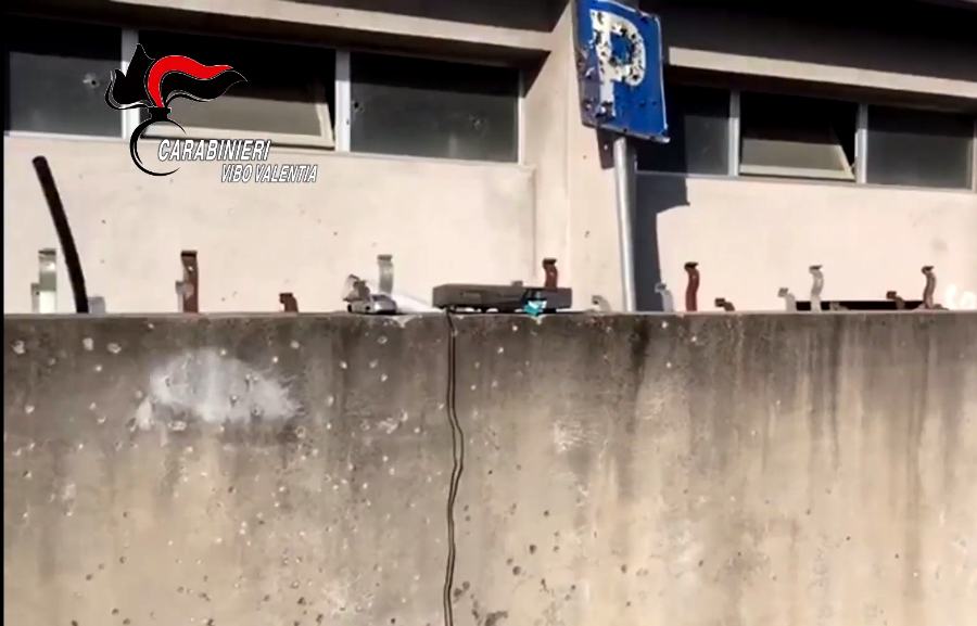 (VIDEO) Scoperto un arsenale di armi, le pareti del capannone usate come 'bersagli' 53 armi 2 mileto capannone