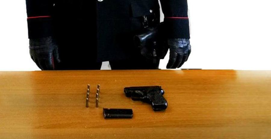 Nascondeva in un muretto del suo terreno una pistola: arrestato operaio 60enne 53 armi 8