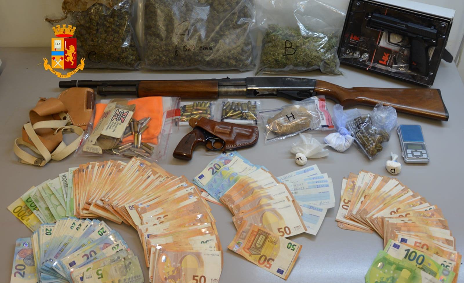 Bisignano: 100 grammi di cocaina in tasca, a casa armi e un market della droga 51 armi droga marijuana bisignano