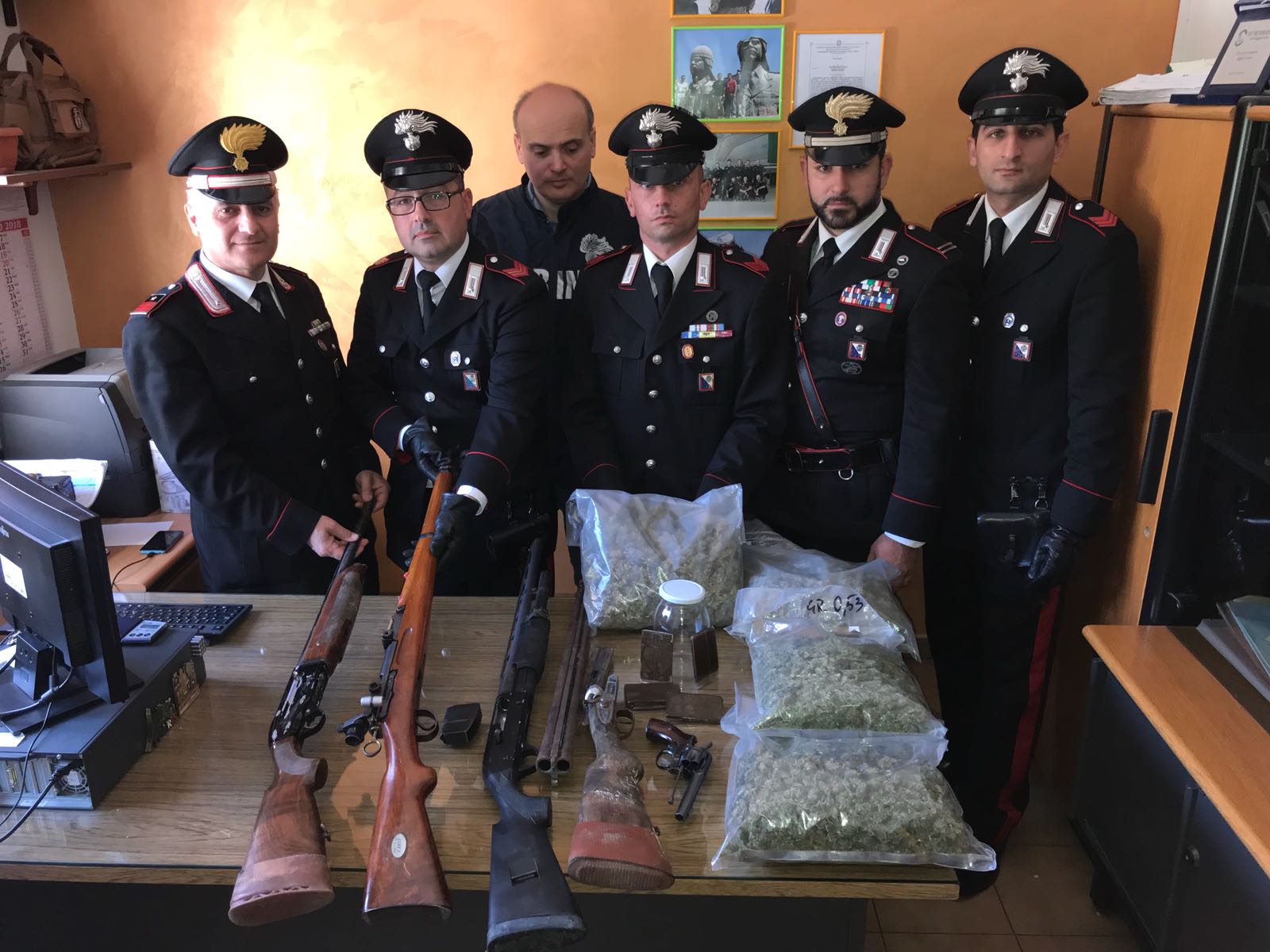 Armi nascoste in una tettoia e 74mila euro di stupefacenti trovati nel Cosentino 51 armi erba