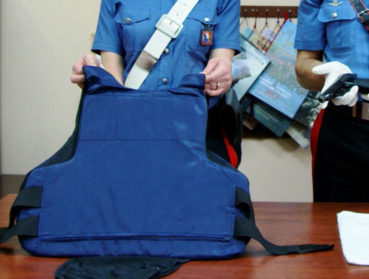 Carabinieri scoprono una pistola e giubbotti anti proiettile in un mattonificio 212 armi giubbotti antiproiettili