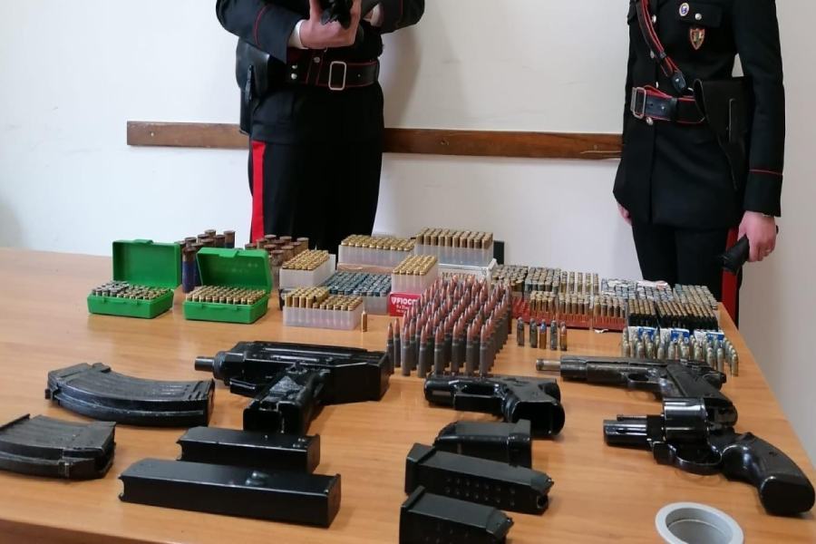 Cassano Ionio, armi da guerra e 1.200 munizioni nascoste sottoterra 80 armi munizioni carabinieri cassano