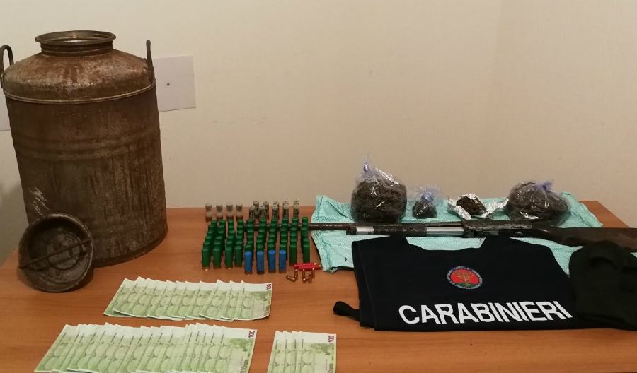 Armi, munizioni e droga scoperte in un'area montana 51 armi munizioni droga carabinieri