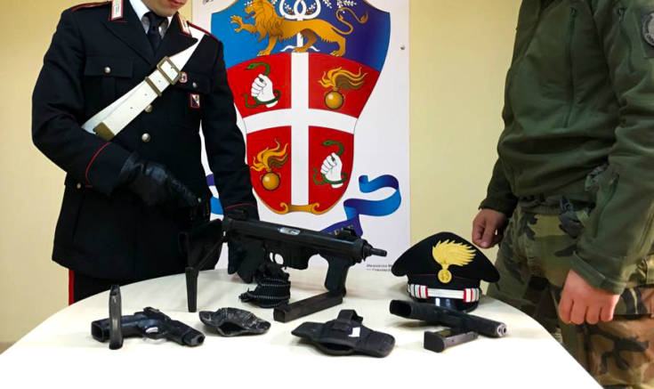 (FOTO E VIDEO) Armi e munizioni custoditi in un ovile, 21enne in manette 53 armi rosarno