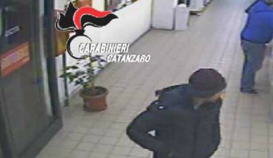 Per recuperare l'auto rubata gli chiedono un "regalino" di 400 euro, due arresti 51 arresti rom catanzaro furto auto