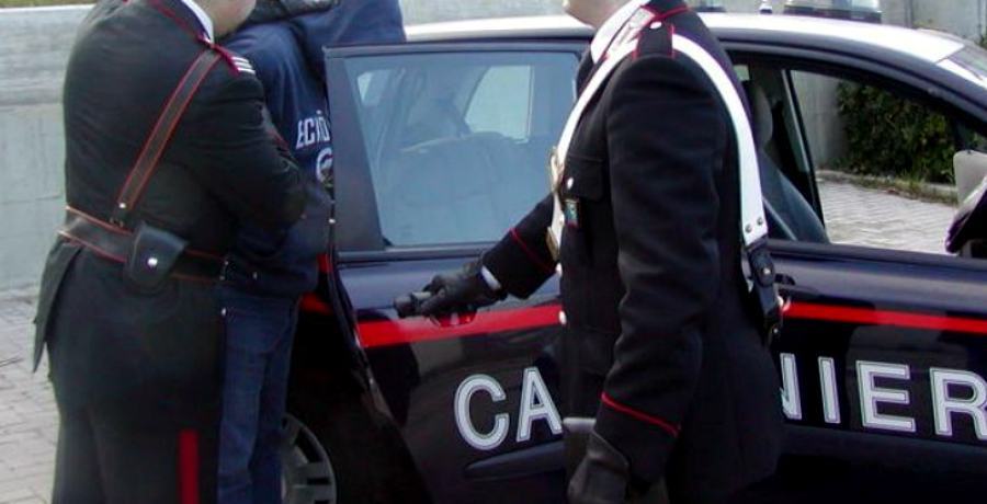 Calci e pugni per sfondare la porta di casa, arrestato 38enne 51 arresto carabinieri 19