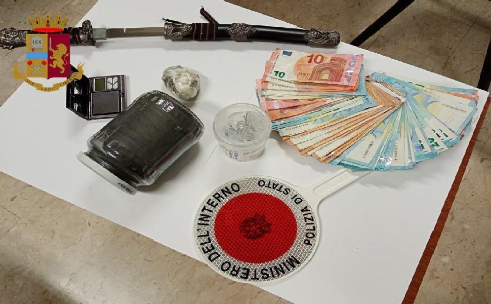 Droga, esplosivo, soldi e una katana in casa. Arrestato a Cosenza 51 arresto cosenza 1