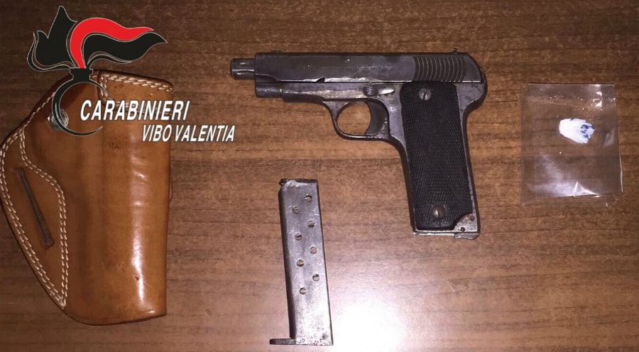 Dall'auto punta la pistola sui passanti, era sotto effetto di cocaina 51 arresto norm vibo 14