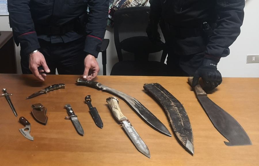 Corigliano: minaccia l'ex moglie, arrivano i carabinieri e trovano un arsenale 77 arsenale corigliano carabinieri
