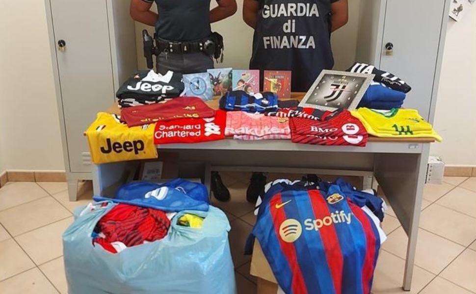 articoli sportivi falsi bambini guardia finanza cz