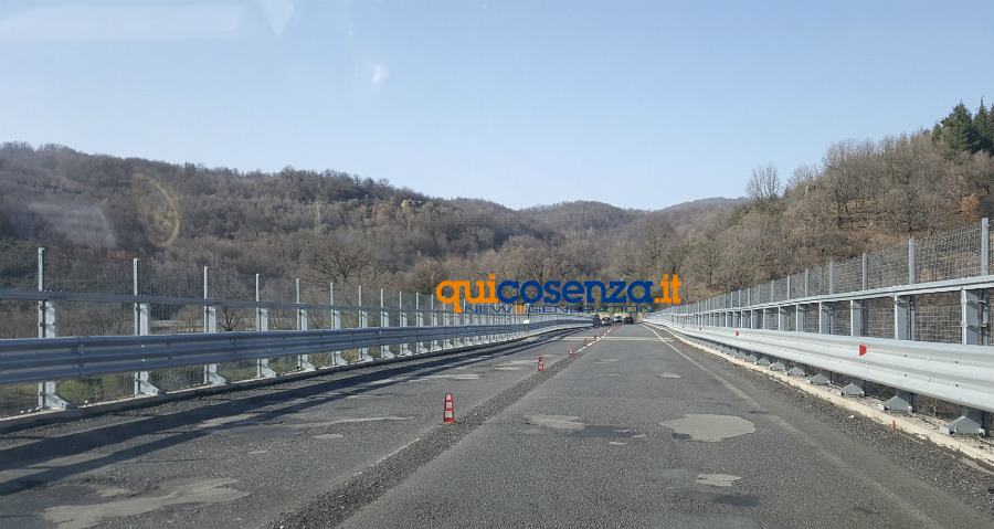 Celico, ponte Cannavino: l'Anas "licenzia" l'impresa e ne "assume" una nuova 51 asfalto viadotto cannavino 01 1
