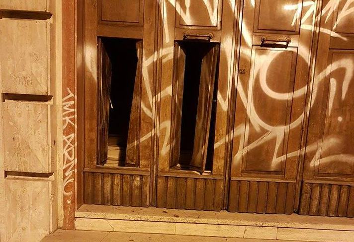 L'Asp di Cosenza in balia dei vandali, imbrattato e sfondato il portone 56 asp danneggiamenti 01