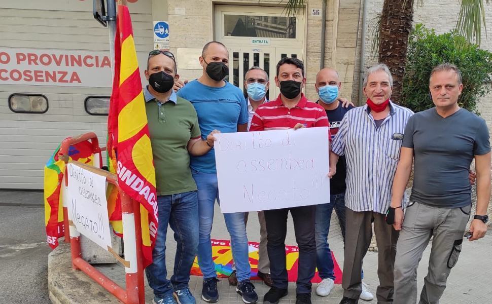 Cosenza, sit in al comando dei Vigili del fuoco. USB: "negato il diritto d'assemblea" 51 assemblea negata usb vigili fuoco cosenza 02