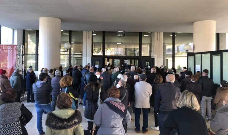 Anziani assembrati per i vaccini a Palazzo Campanella, è polemica 51 assembramenti reggio vaccini consiglio regionale