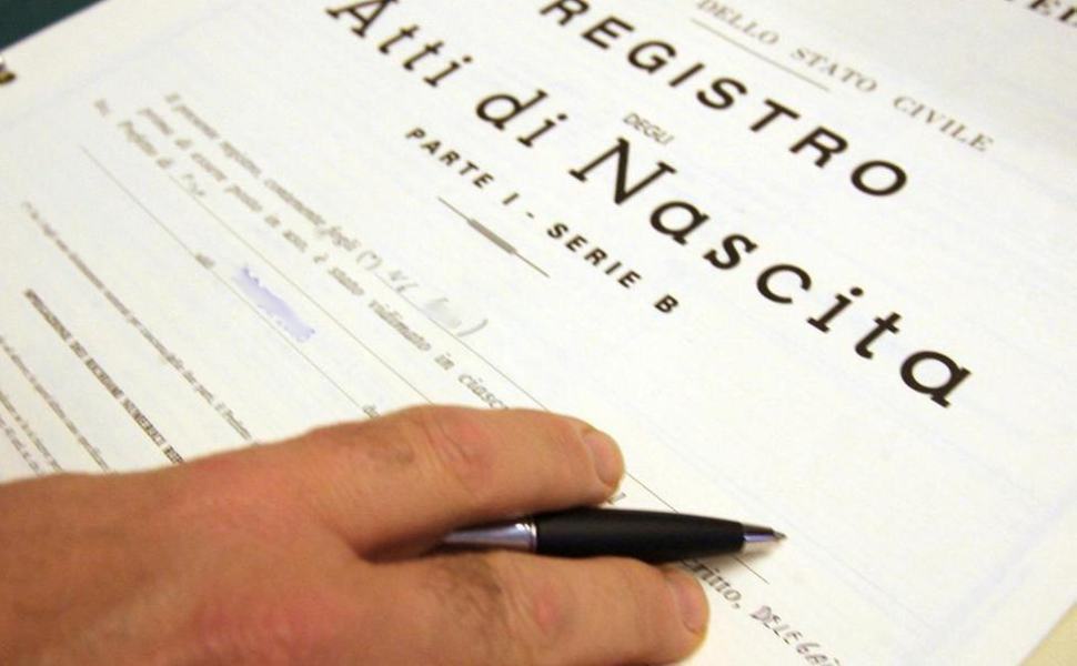 atto certificato nascita cognome