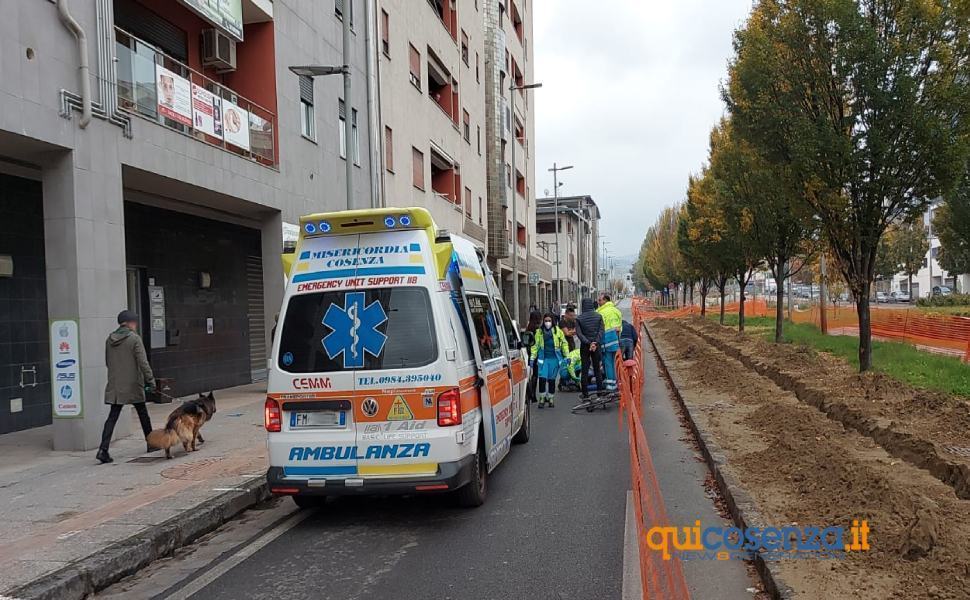 auto bici viale parco cosenza 02