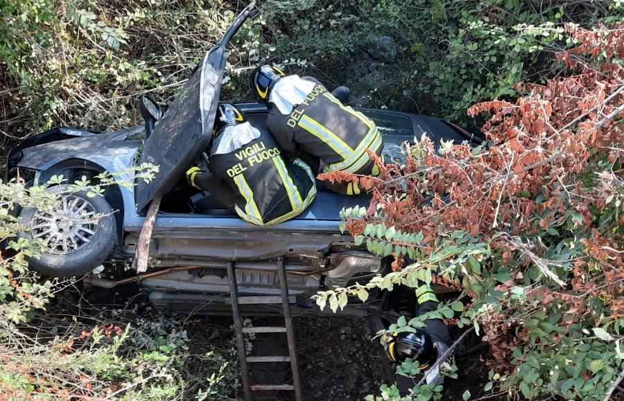 Sbanda e precipita con l'auto in un burrone, recuperato dai vigili del fuoco 53 auto burrone reggio calabria vvff 02